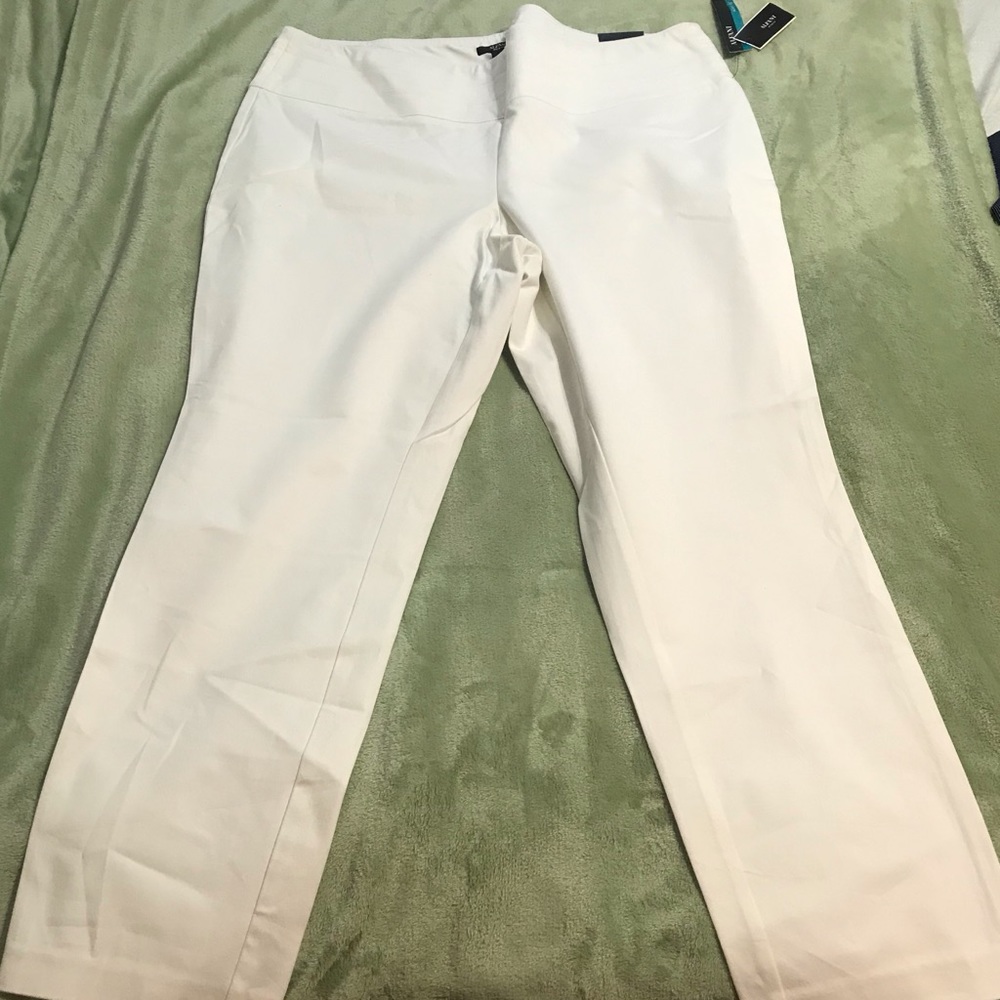 NWT White Alfani crop pants!!